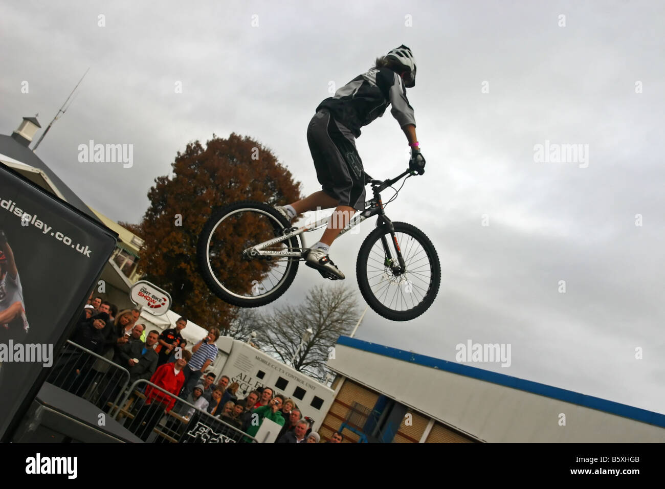 Prove pilota di bmx esegue trucchi al 09 dirt bike show Foto Stock