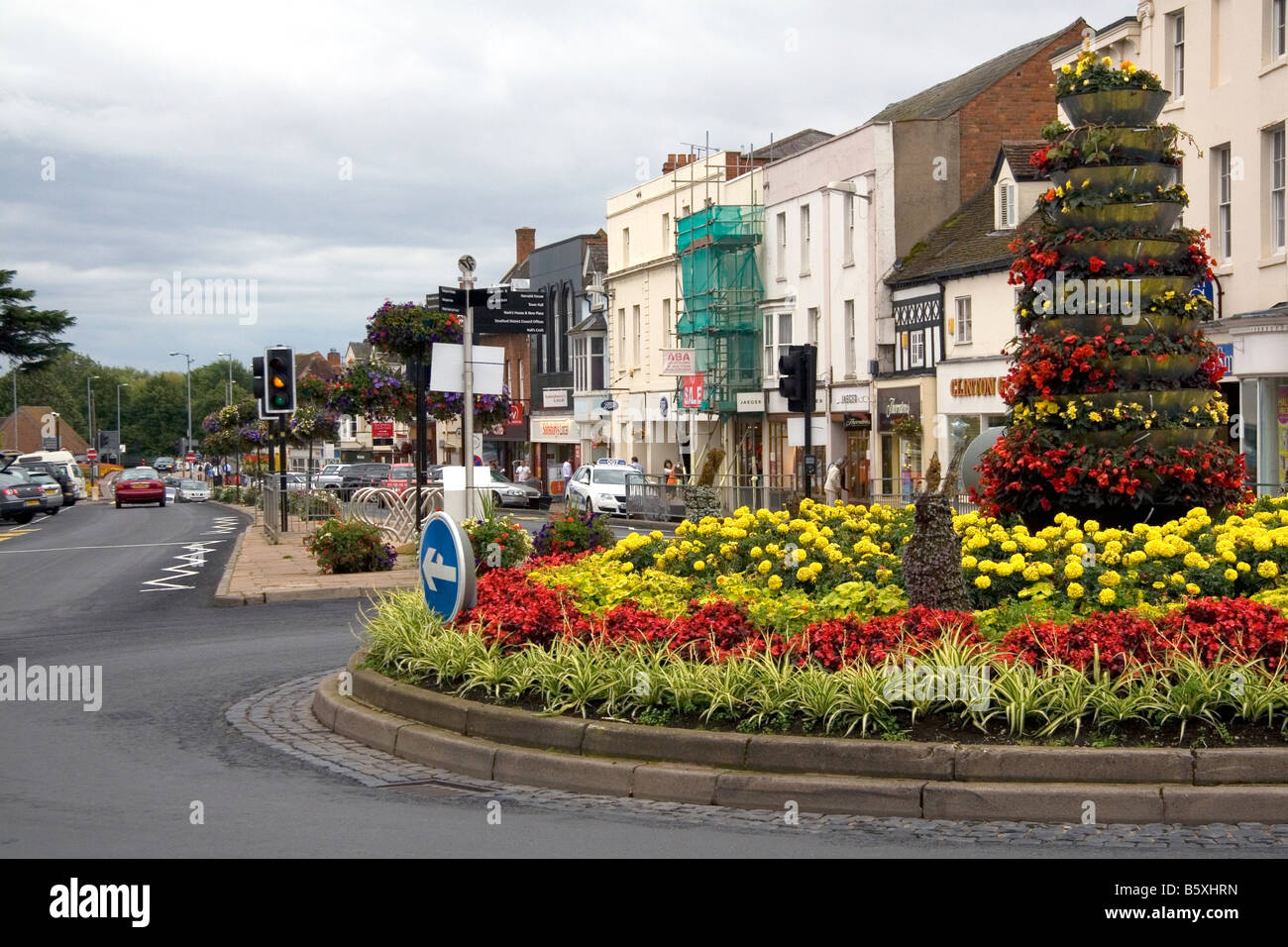 Scena di strada nel mercato cittadino di Stratford upon Avon Warwickshire Inghilterra Foto Stock