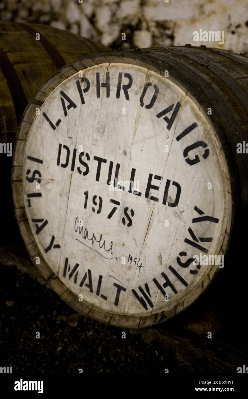 Una botte di whisky di malto, una volta di proprietà e firmato dal Principe Carlo, Laphroaig distillery, Islay, Ebridi Interne, Scozia Foto Stock