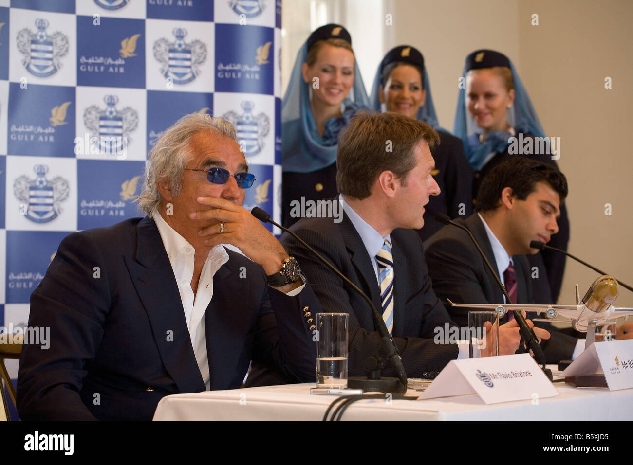 QPR comproprietario di Flavio Briatore a sinistra indica una conferenza stampa sul futuro del club a Londra la Somerset House. Foto Stock