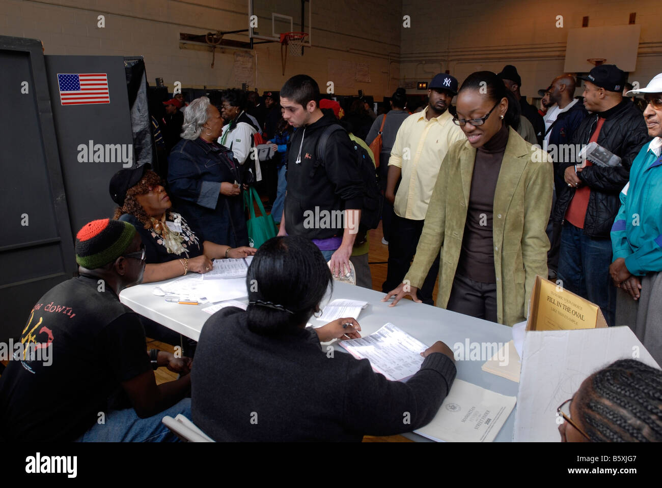 Gli elettori in Harlem quartiere di New York il giorno delle elezioni martedì 4 novembre 2008 Richard B Levine Foto Stock