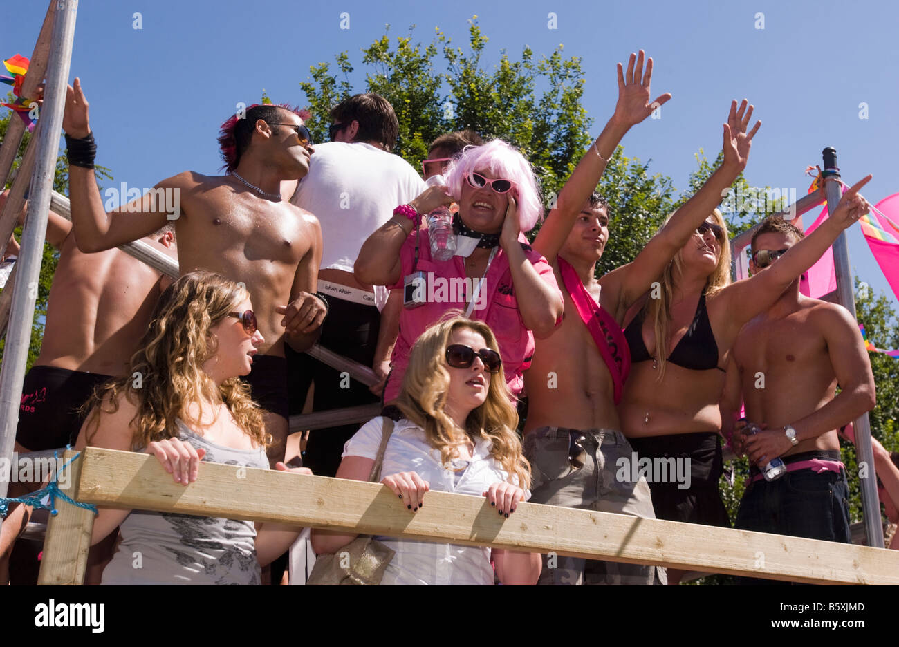 Regno Unito, Inghilterra, 4 agosto 2007. La parata passa da durante l annuale Gay Pride evento in Brighton. Solo uso editoriale Foto Stock