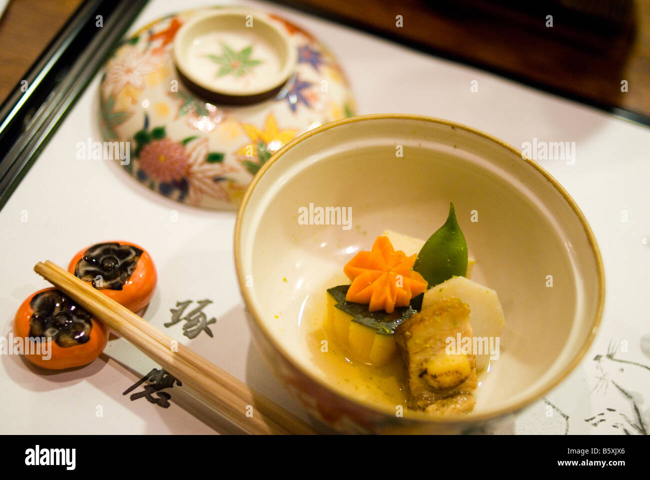 Kaiseki stile alimentare in un ristorante tradizionale nel quartiere Gion Giappone KYOTO Foto Stock