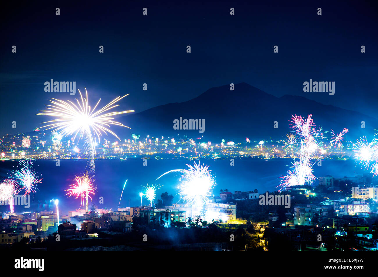 Fuochi d'artificio illuminano Napoli nella celebrazione del nuovo anno Foto Stock