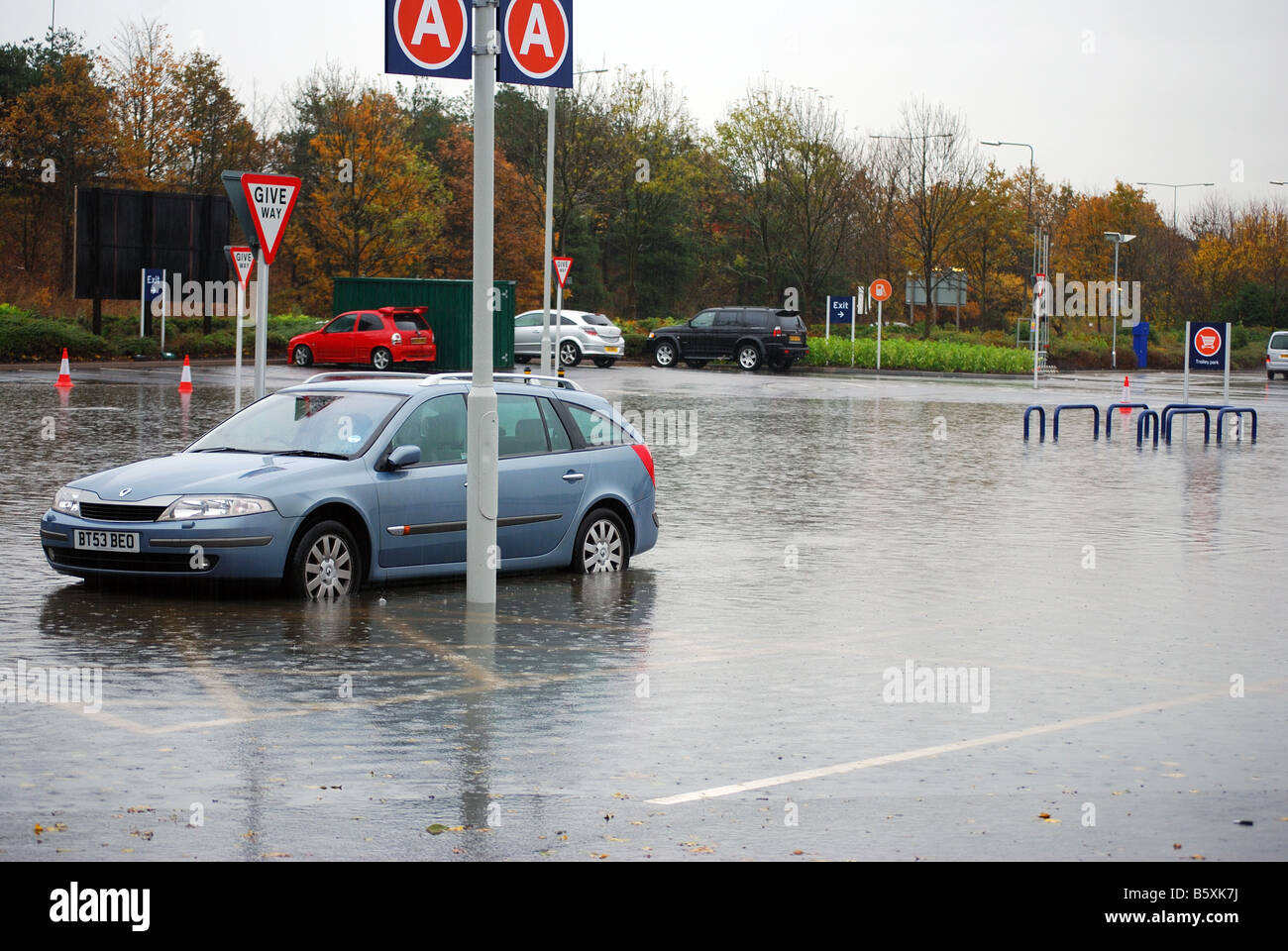 Tempesta di inondazioni in Sainsbury's car park Foto Stock