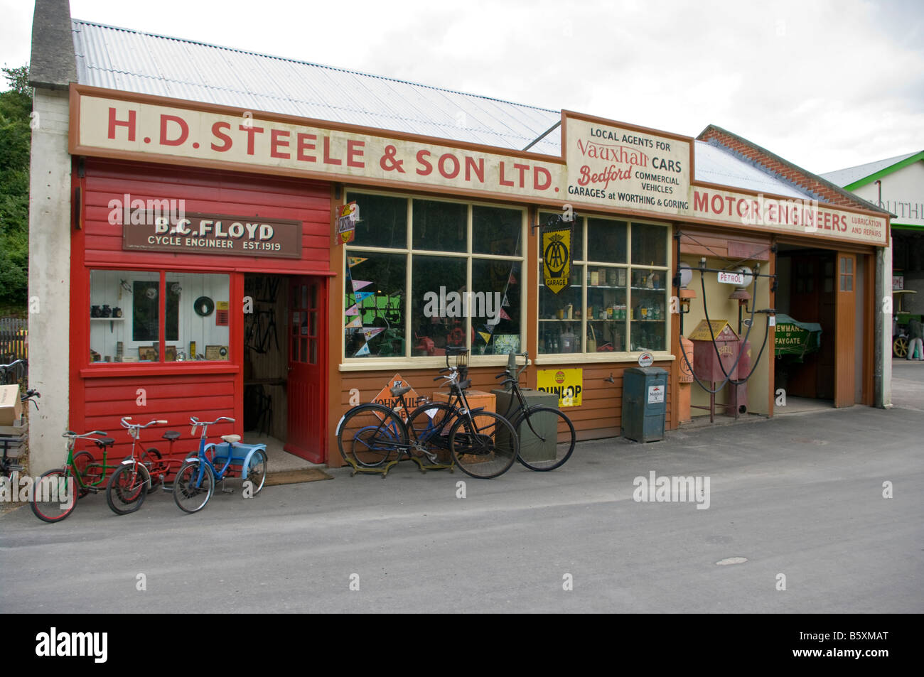 Ciclo di vintage Shop e la stazione di benzina Museo Amberley Amberley West Sussex Regno Unito Foto Stock