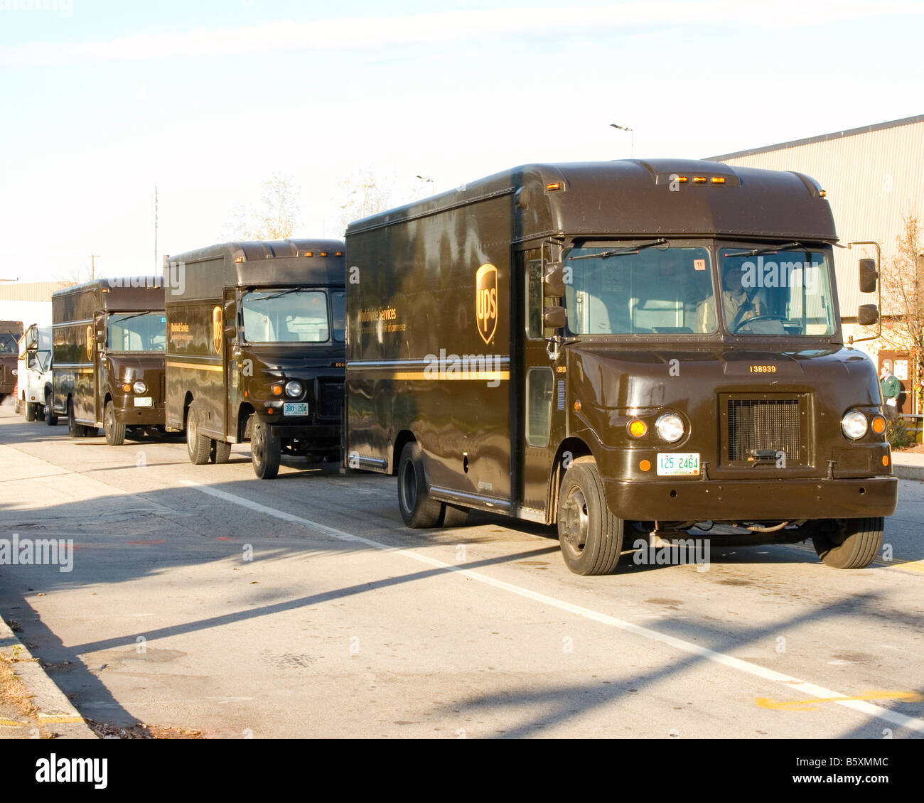 Consegna UPS carrello lascia un pacchetto di distribuzione nel centro di Manchester, New Hampshire. Foto Stock