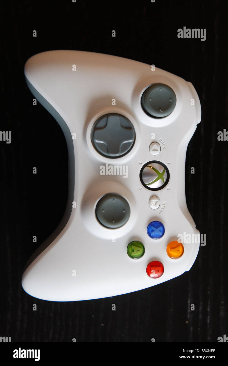 Un giochi Microsoft Xbox console e controller a mano Foto Stock