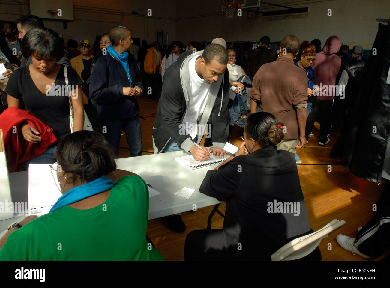 Gli elettori in Harlem quartiere di New York il giorno delle elezioni martedì 4 novembre 2008 Richard B Levine Foto Stock