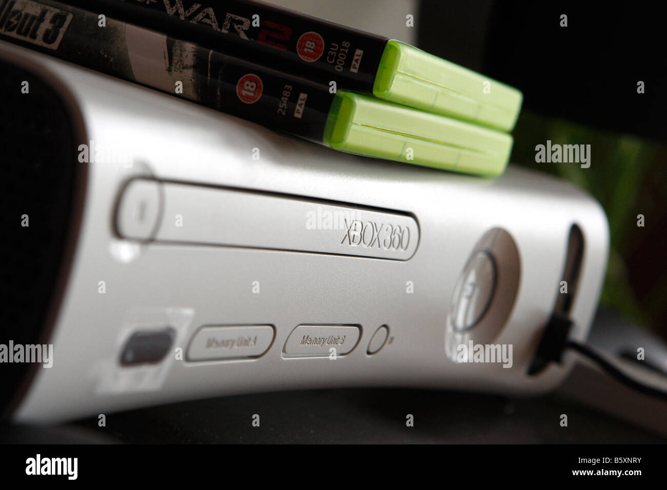 Un giochi Microsoft Xbox console e controller a mano Foto Stock