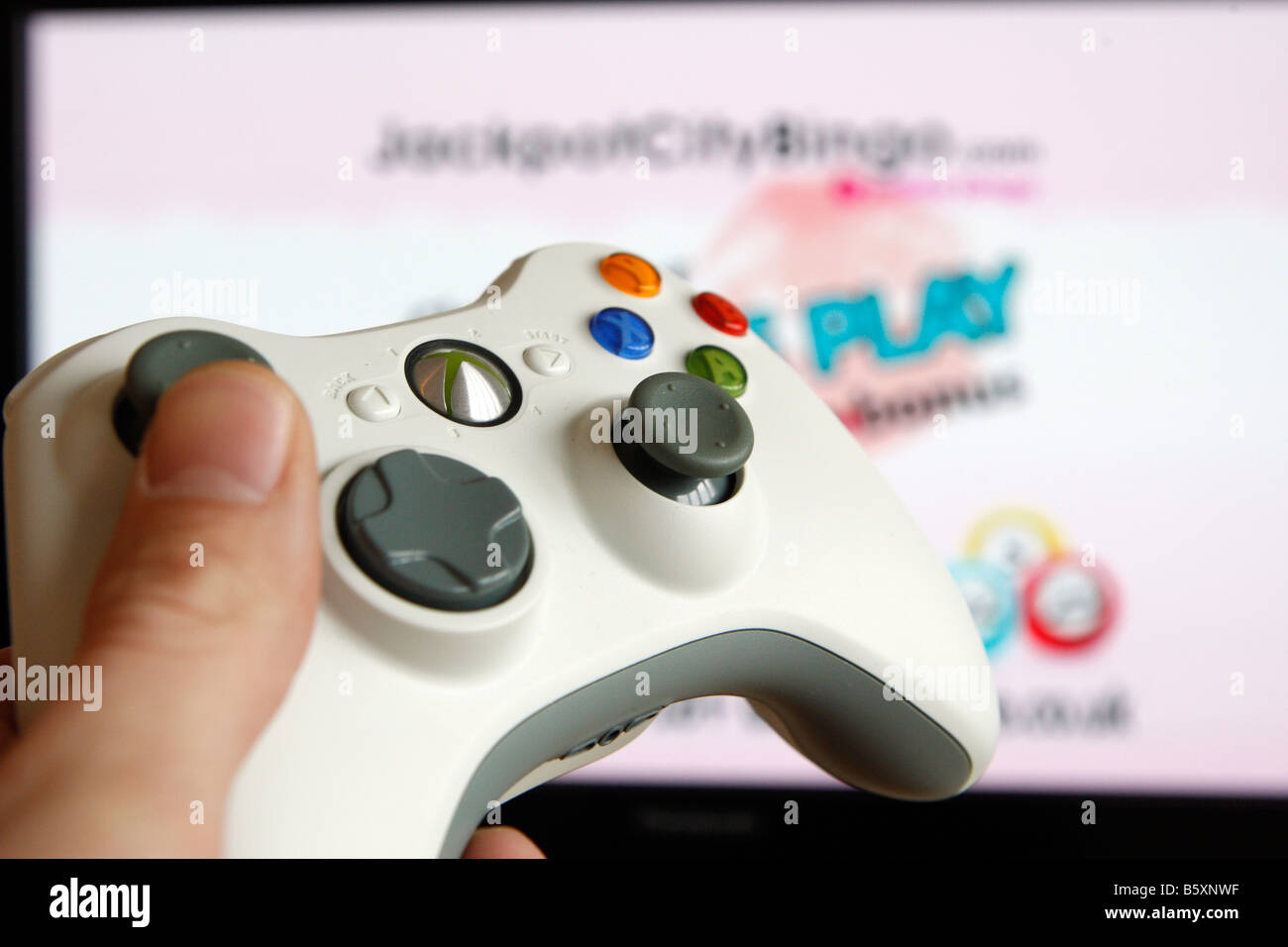 Un giochi Microsoft Xbox console e controller a mano Foto Stock