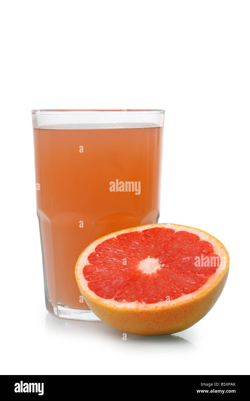 Pompelmo e il succo di pompelmo intaglio isolato su sfondo bianco Foto Stock
