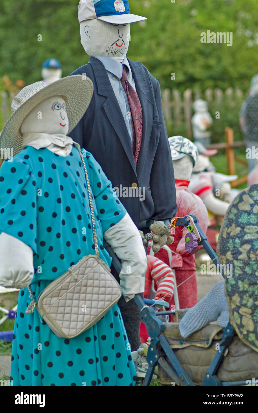 Vestito bambole l uomo e la donna giovane in giardino in scene differenz attrazione speciale nel villaggio sabile della Lettonia Paesi baltici Foto Stock