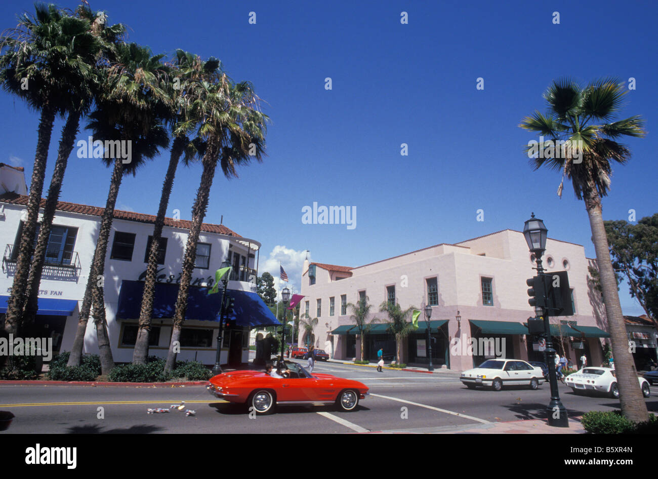 Old red Corvette come un matrimonio auto presso la State Street in Santa Barbara California USA Foto Stock