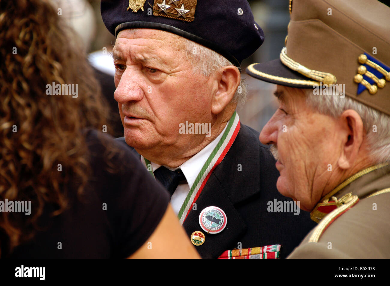 Ungheria, Budapest, un veterano nel corso di una riunione sul il giorno di Santo Stefano, vicino alla cattedrale di Santo Stefano Foto Stock