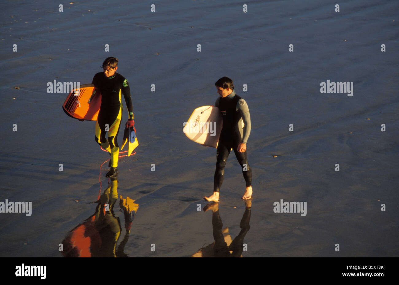 Due surfisti a la spiaggia di Grover California USA Foto Stock