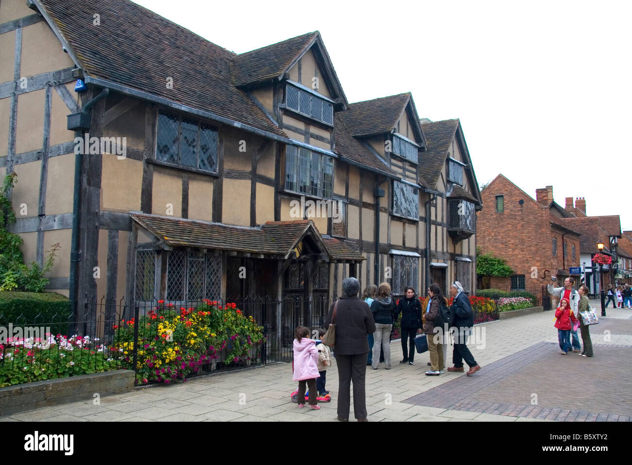 Turisti visitano William Shakespeare Birthplace in città mercato di Stratford upon Avon Warwickshire Inghilterra Foto Stock