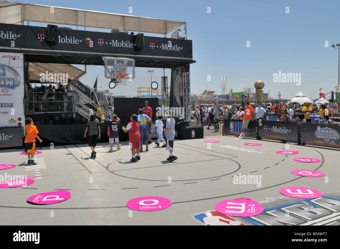 I ragazzi praticare basket Foto Stock