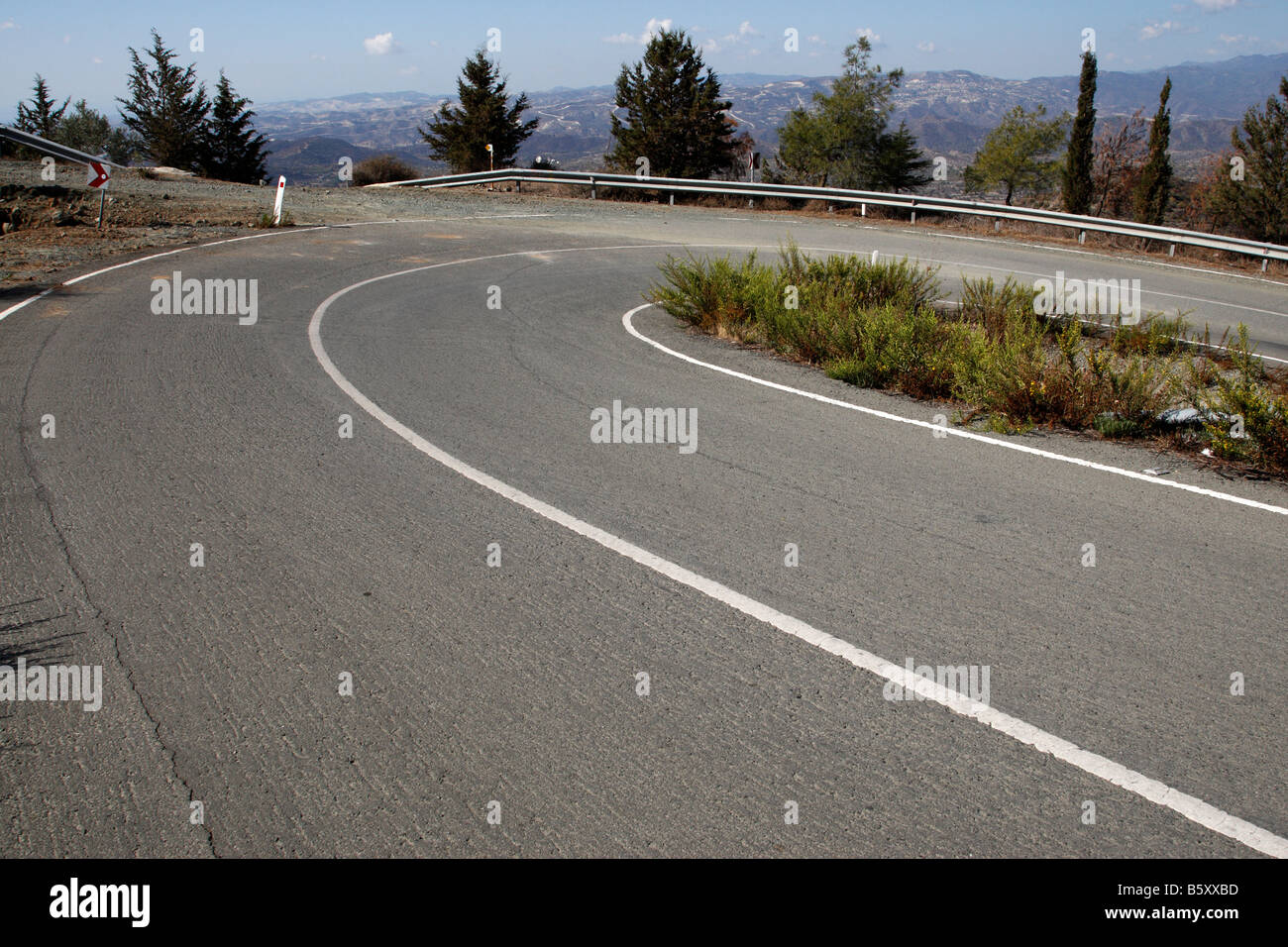 Svuotare strada di montagna sulla F106 verso stavrovouni Cipro Foto Stock