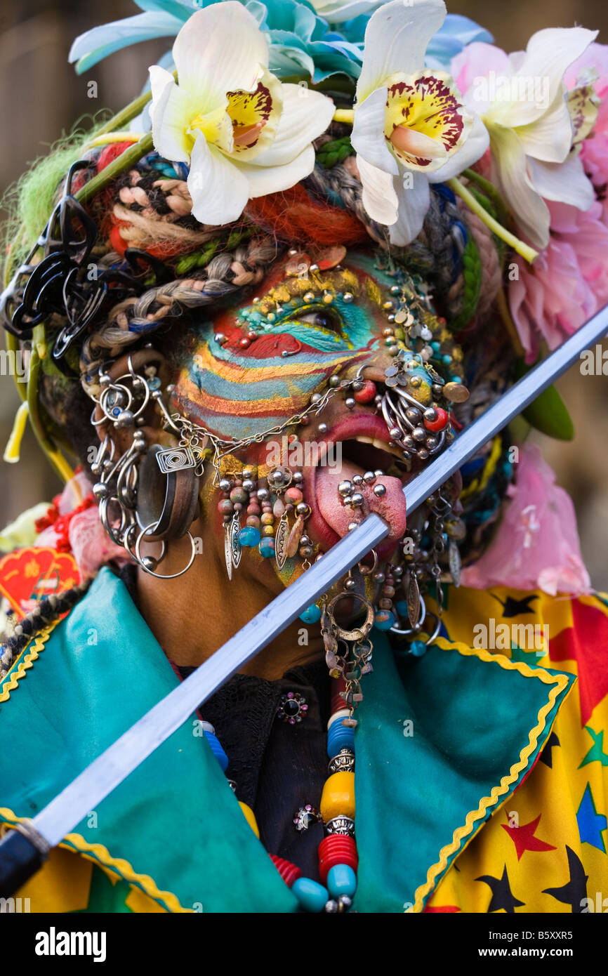 Donna con faccia prigionieri, piercing e vernice faccia eseguire al Edinburgh Fringe Festival di Edimburgo, Scozia Foto Stock
