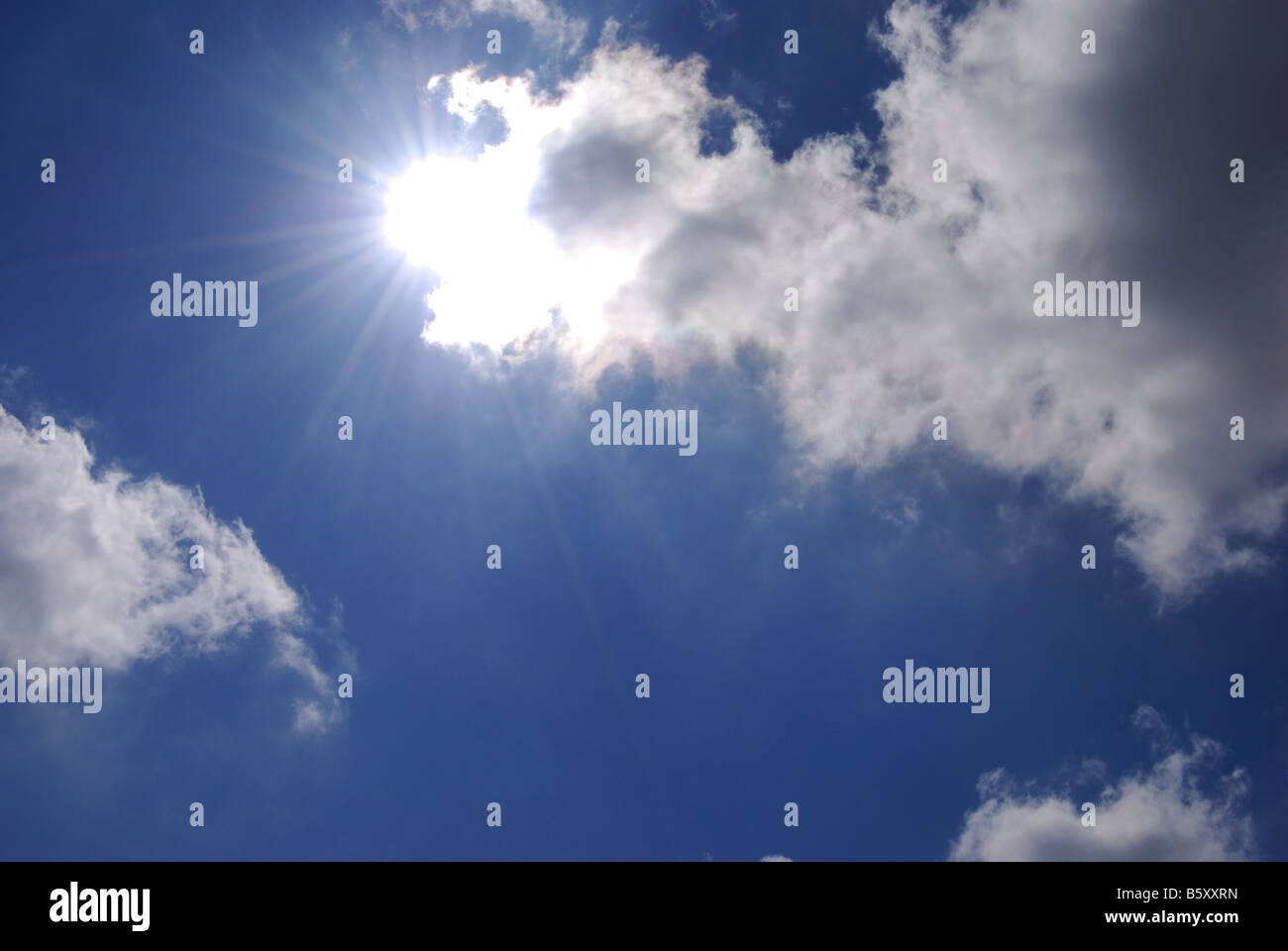 Blu cielo con sole e nuvole Foto Stock