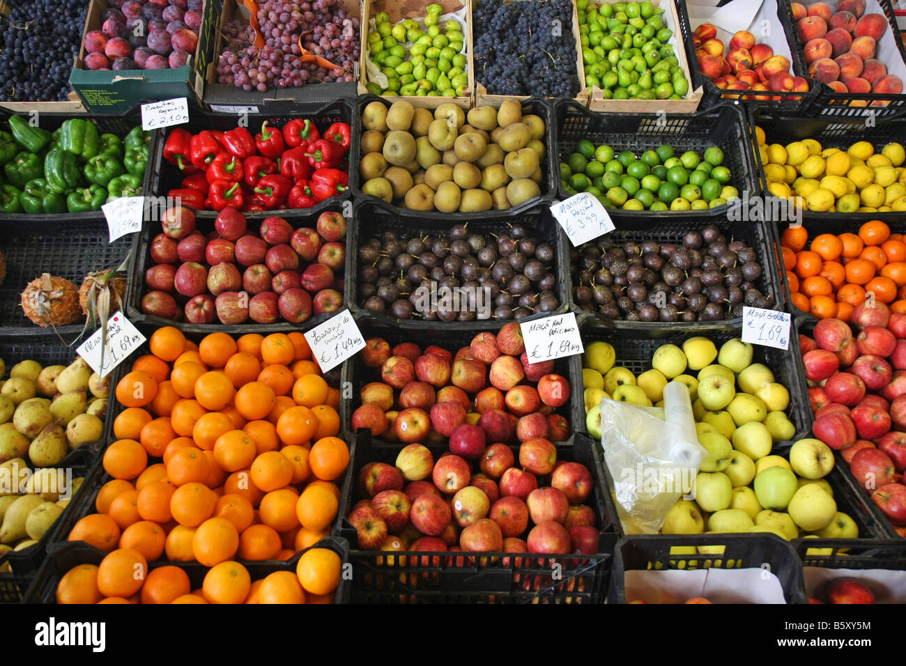 Frutta e verdura al mercato di Ponta Delgada, São Miguel, Azzorre, Portogallo Foto Stock
