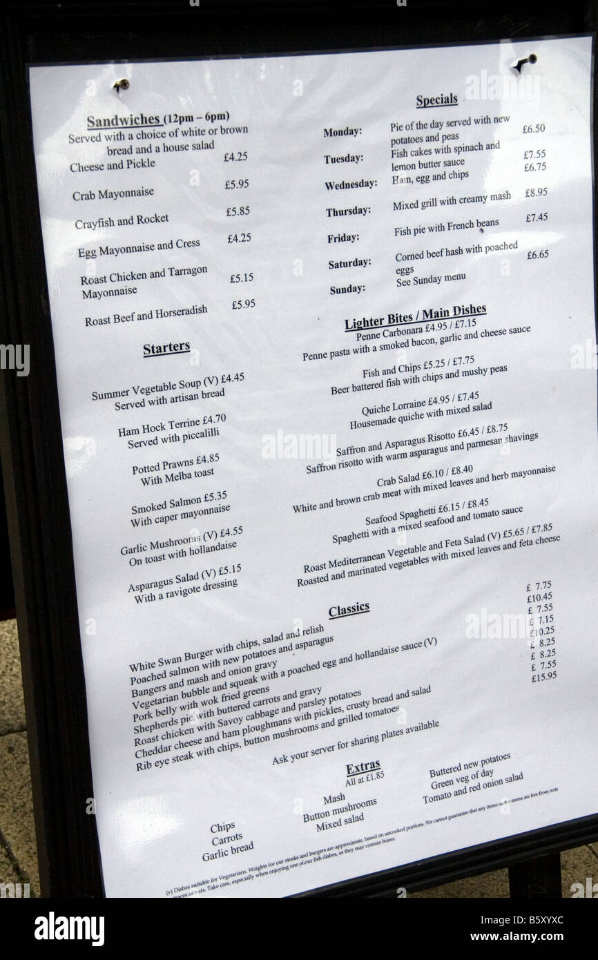 Il menu del ristorante con prezzi in sterline sul mercato cittadino di Stratford upon Avon Warwickshire Inghilterra Foto Stock