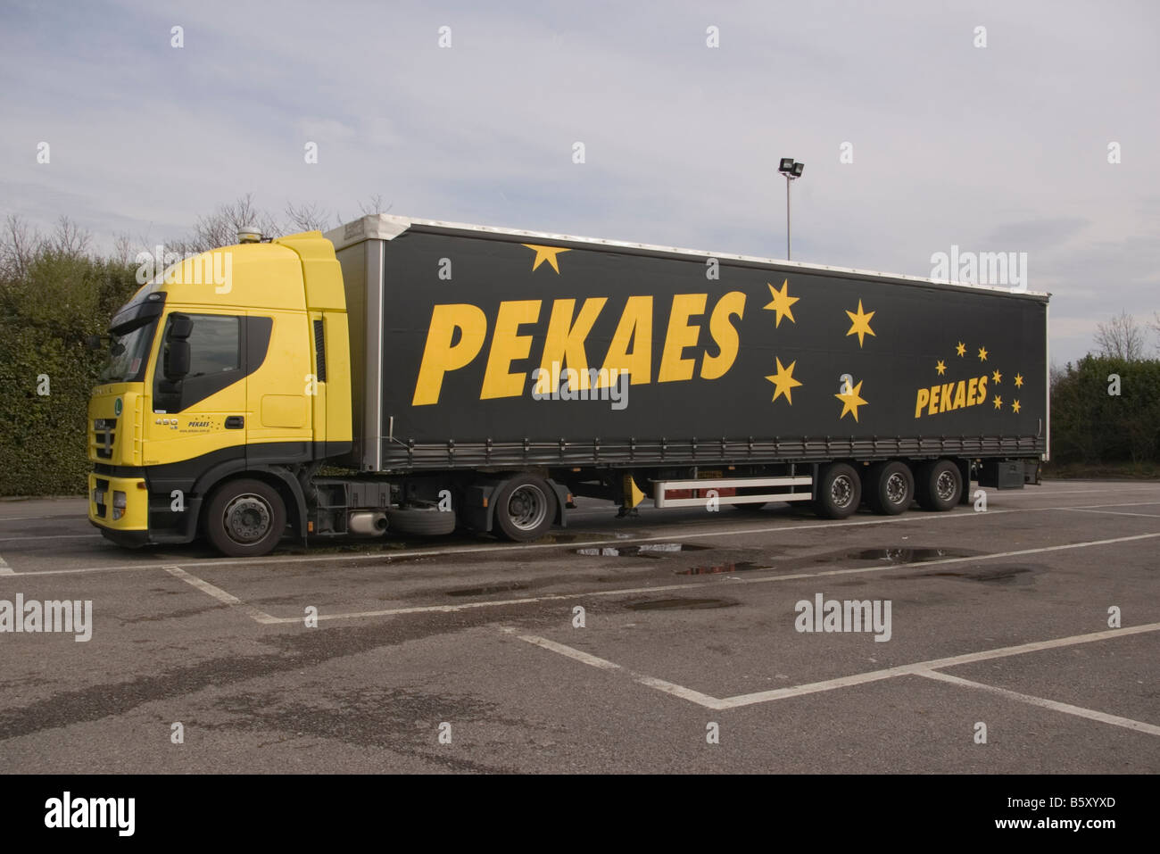 Iveco unità a trattore ed il rimorchio autoarticolato Foto Stock