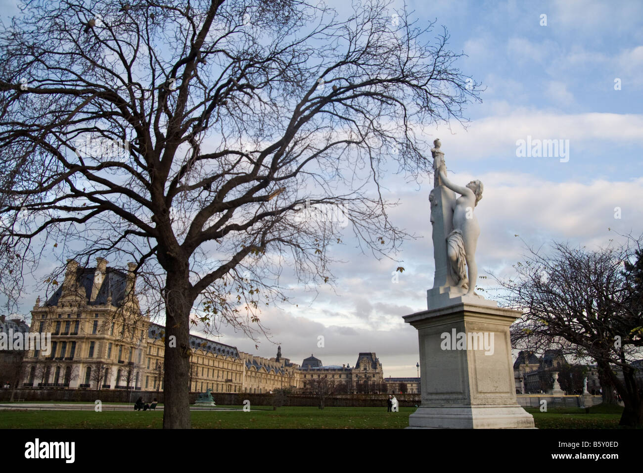 Il Musee du Louvre dai Jardins Des Tuileries Sculpture Garden, Parigi, Francia. Foto Stock