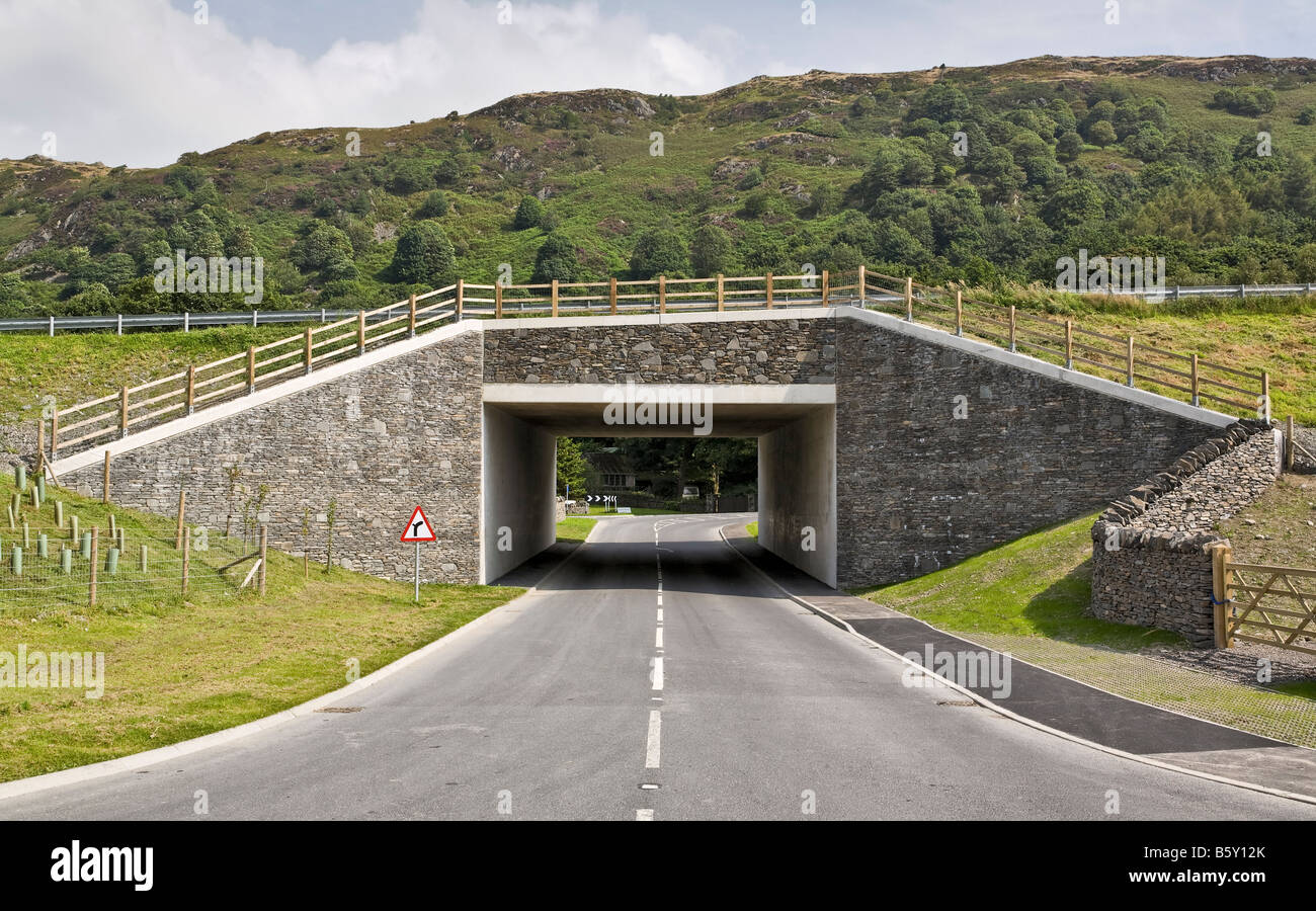 Ponte sul A590 a doppia carreggiata in Cumbria Foto Stock