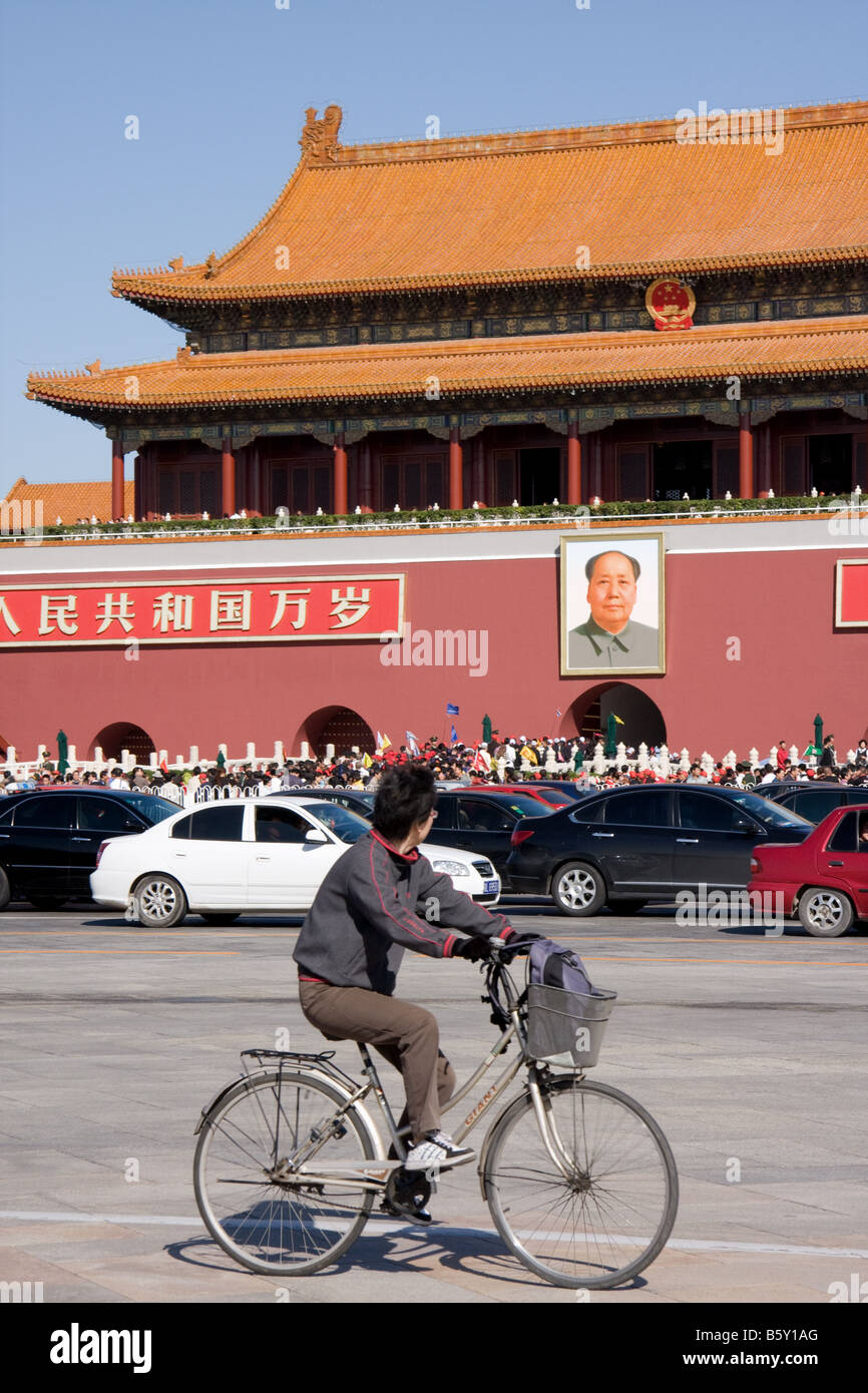 Uomo asiatico equitazione Bicicletta il traffico sulla strada davanti alla porta di Tiananmen a Pechino in Cina Foto Stock
