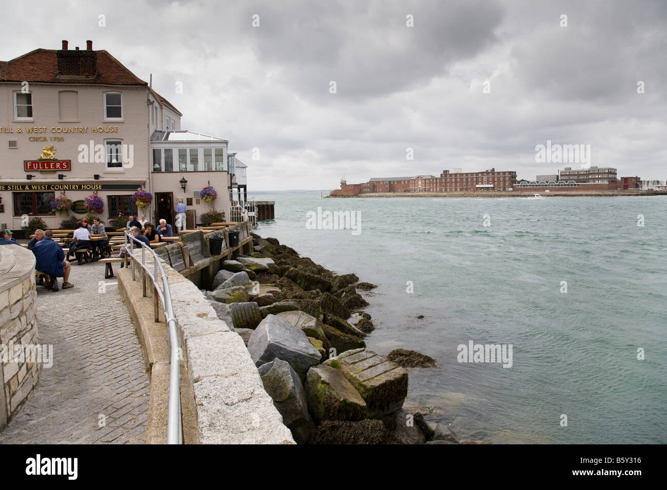 L'ingresso al porto di Portsmouth con il XVIII secolo ancora & West pub sulla sinistra e a Gosport sulla destra, Inghilterra. Foto Stock