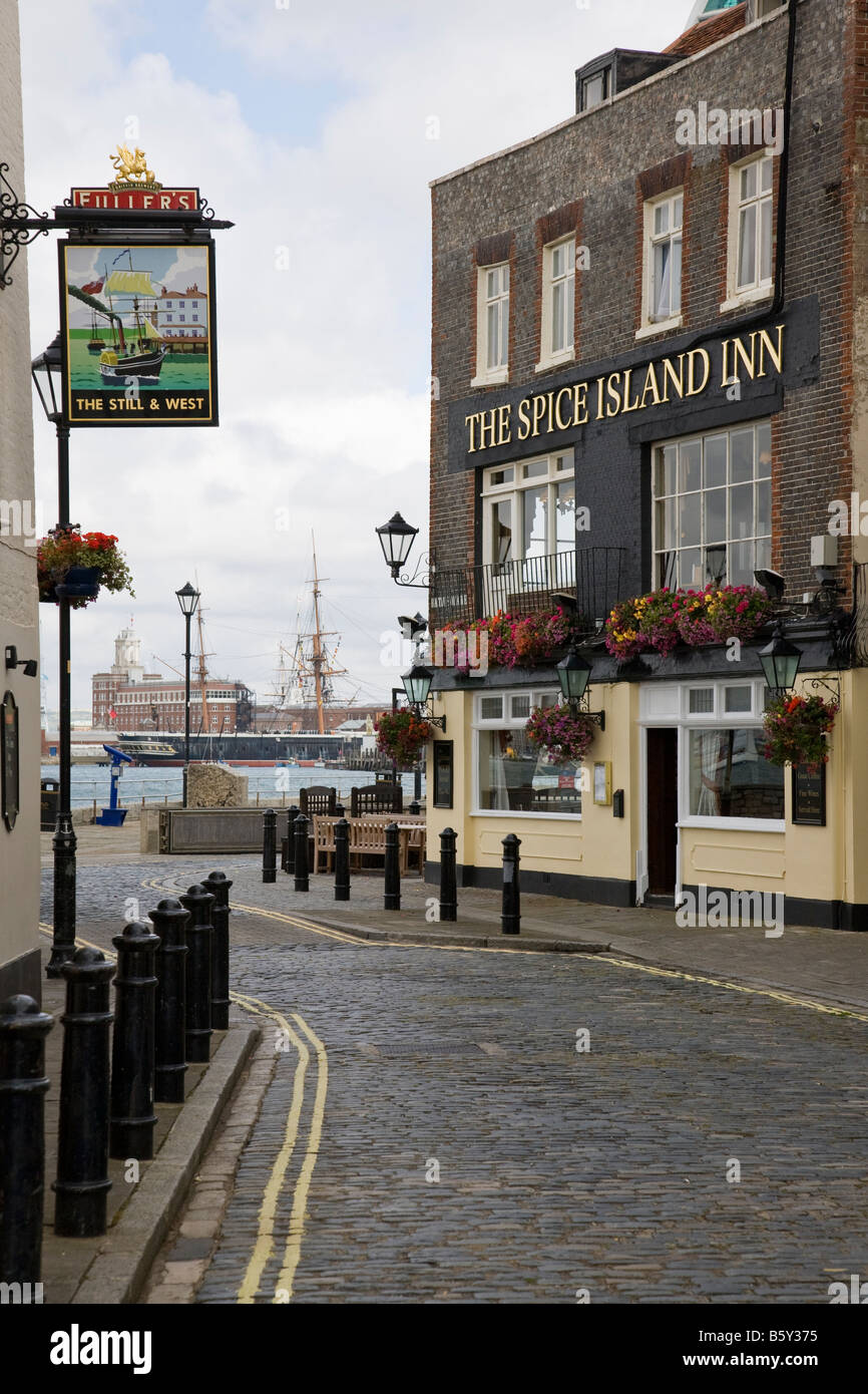 Le Spice Island Inn con il ancora & West opposte, due vecchi pub con settecento origini, Old Portsmouth, Hampshire, Inghilterra. Foto Stock