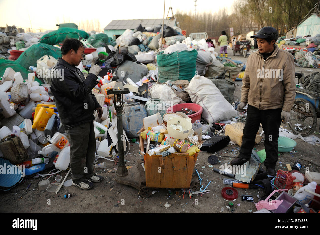 Stazione di recupero alla periferia a nord di Pechino, lavoratori ordina gli sprechi di materiale plastico. 20-Nov-2008 Foto Stock