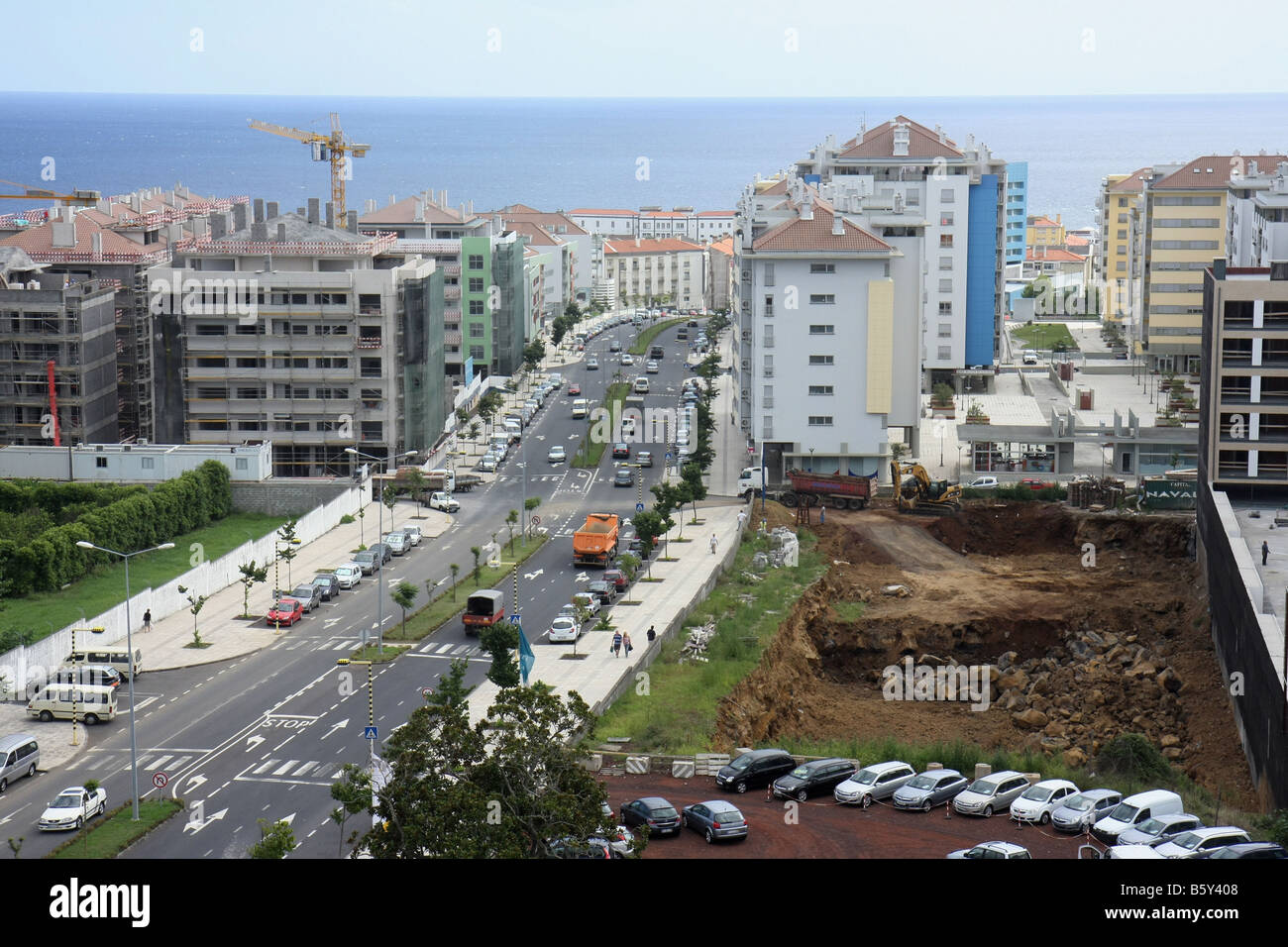 Vista di Ponta Delgada che mostra strade, case e siti di costruzione, Azzorre, Portogallo Foto Stock
