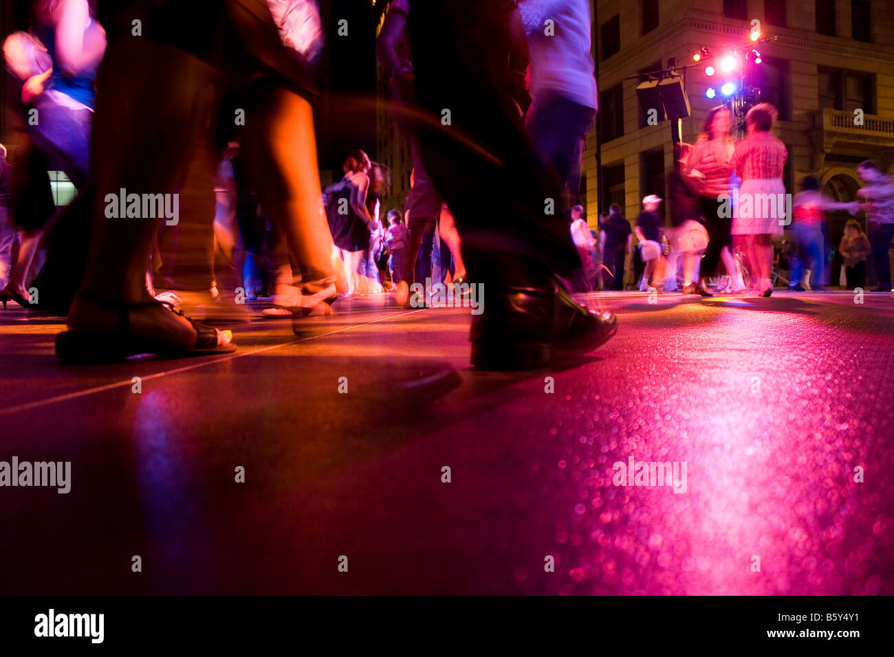 Un colpo basso della pista da ballo con la gente ballare sotto le luci colorate Foto Stock