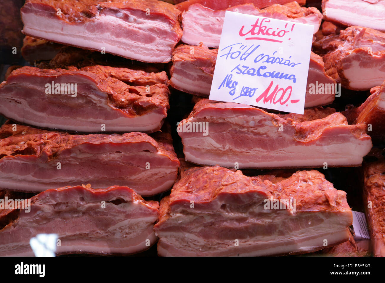 I lati di pancetta a Budapest butcher shop s Foto Stock
