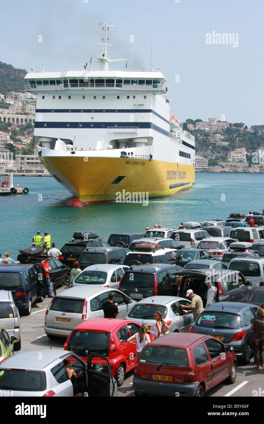 I passeggeri di dockside guardando come Mega Express quattro, il traghetto dalla Corsica banchine del porto di Nizza Côte d'Azur, in Francia Foto Stock