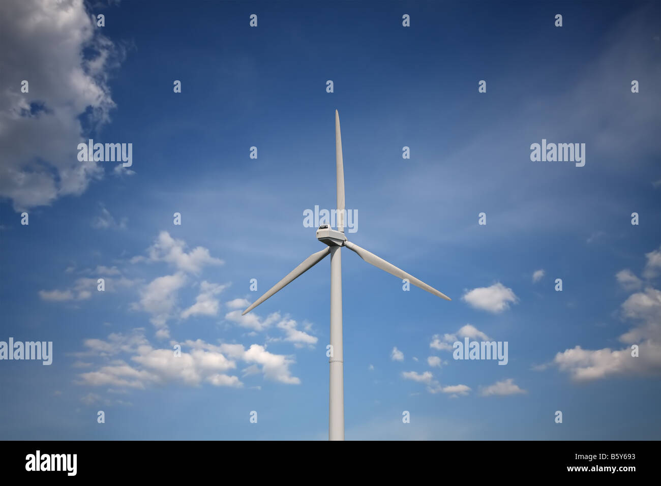 Un mulino a vento la generazione di energia elettrica Foto Stock