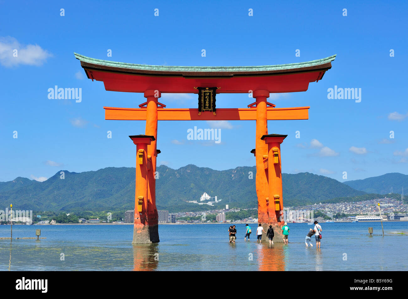 Floating Gate, Miyajima cho, Hatsukaichi, Prefettura di Hiroshima, Giappone Foto Stock