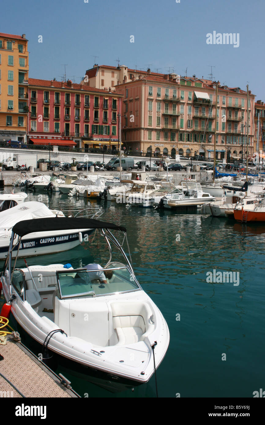 Imbarcazioni da diporto ormeggiata nel porto di Nizza, Côte d'Azur, nel sud della Francia Foto Stock