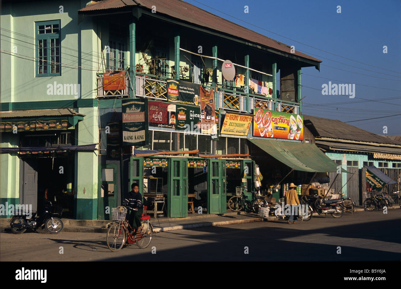 Un colorato corner store a Nyaungshwe, Lago Inle, Birmania o Myanmar Foto Stock