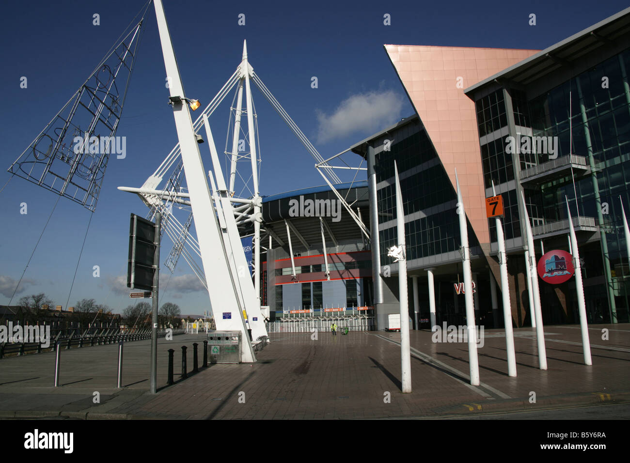 Città di Cardiff, nel Galles del Sud. VUE Cinema complesso con il Cardiff Millennium Stadium in background. Foto Stock