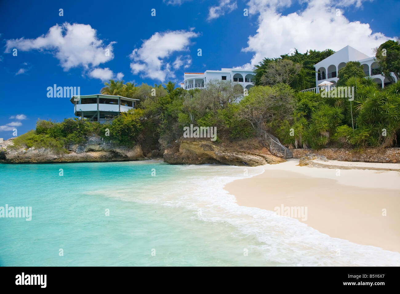 Piccola baia e spiaggia dell'isola caraibica di Anguilla nel British West Indies Foto Stock