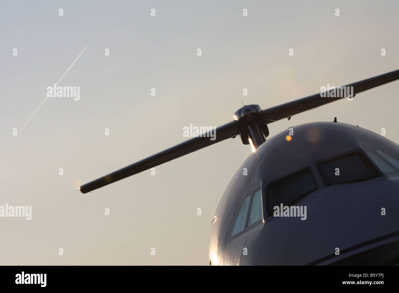Un aereo in un aeroporto flusso di un getto nel cielo Foto Stock