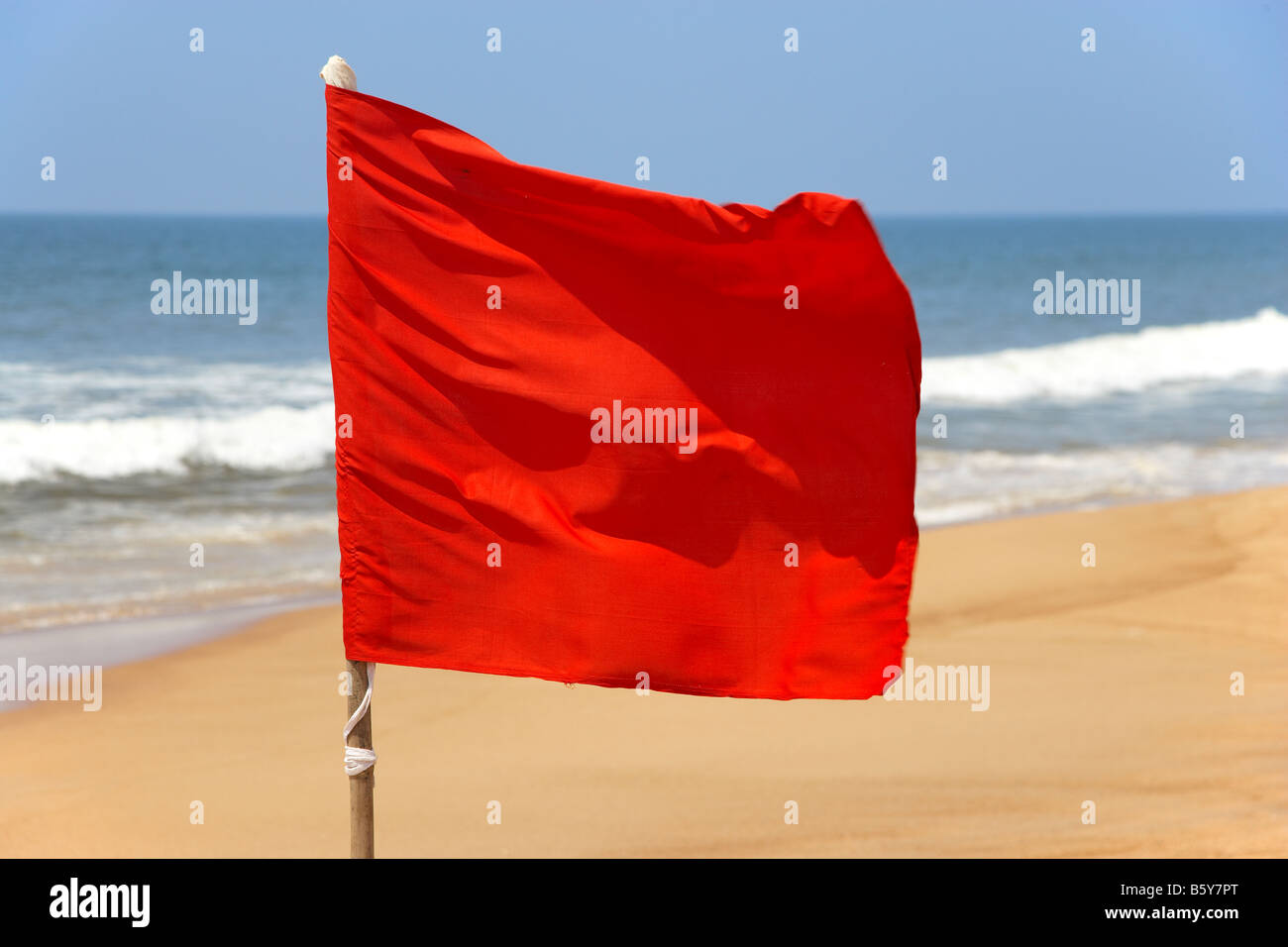 Pericolo Rosso Bandiera a Candolim Beach, Goa, India Foto Stock
