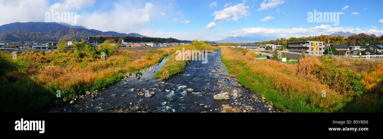 Panorama della città di Nirasaki con il fiume Schio durante la colorata stagione autunnale, Yamanashi JP Foto Stock