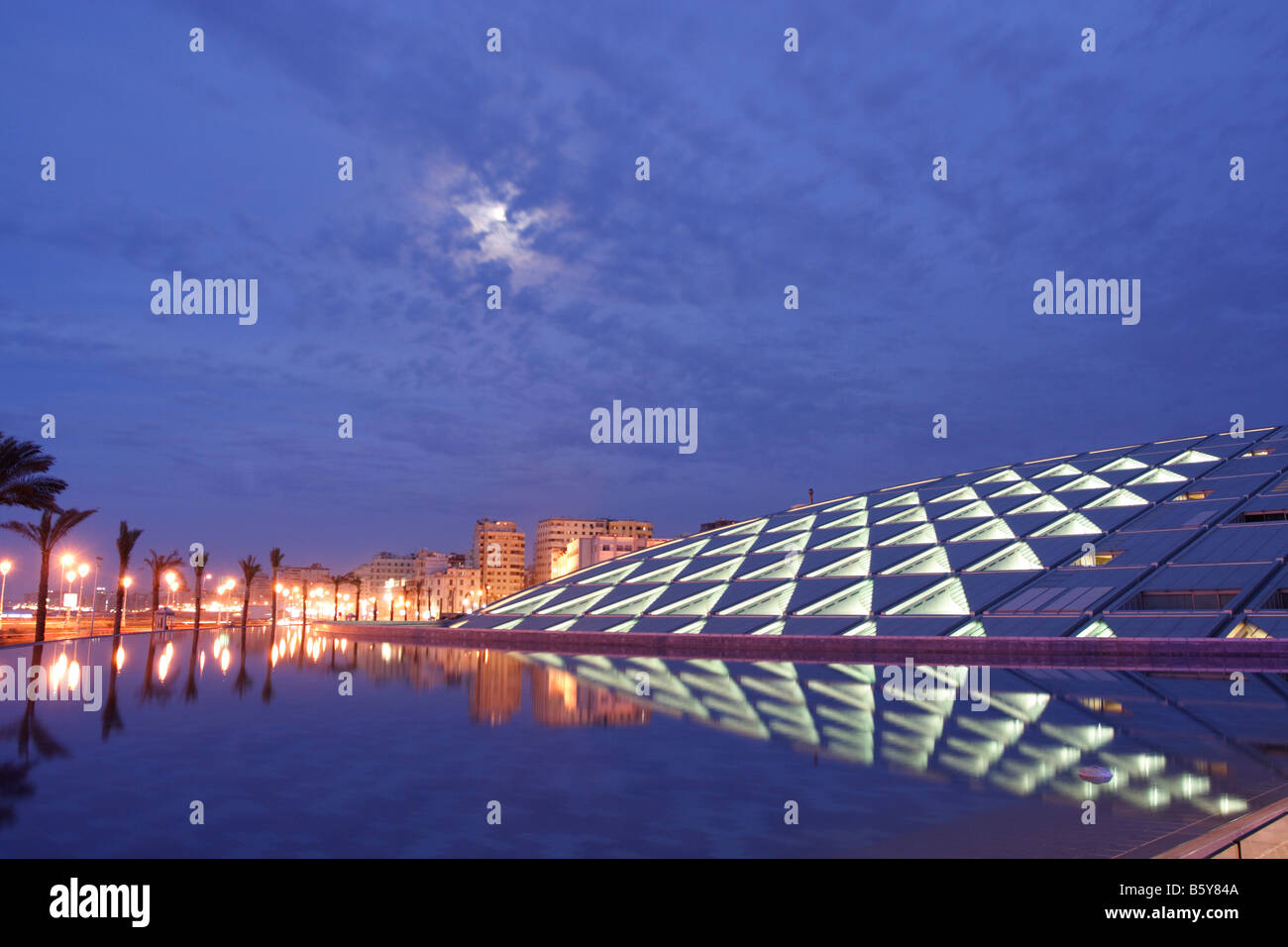 Bibliotheca Alexandrina la nuova biblioteca di Alessandria d'Egitto dopo il tramonto Night Shot Foto Stock