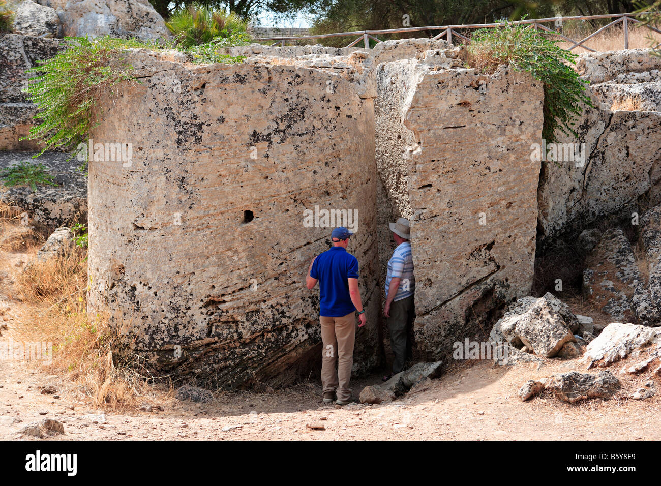 Tamburo di pietra tagliata al Cave di Cusa, Sicilia Foto stock - Alamy