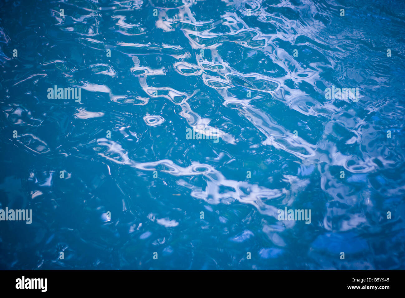 Un blu acqua texture di sfondo con alcune fluttuazioni e aggiunto la vignettatura Foto Stock